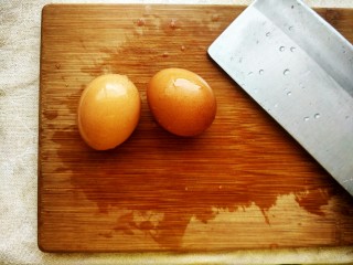 2、不甘平凡的番茄炒蛋,再准备两颗洗净的鸡蛋，不需要提前打散哦。