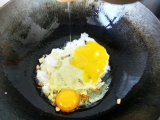 5、不甘平凡的番茄炒蛋,将两颗鸡蛋直接打入锅中。