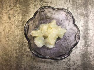 5、胡萝卜虾饼,将虾仁切小丁