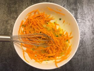 8、胡萝卜虾饼,加入一勺盐、两勺料酒搅拌均匀