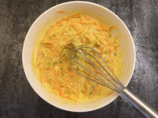 11、胡萝卜虾饼,搅拌均匀