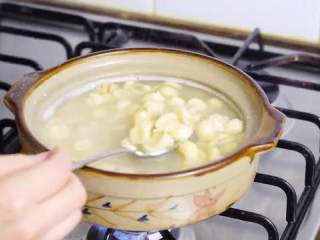 2、蛋黄莲蓉月饼,处理好的莲子放入炖锅之中，加入没过莲子的清水，大火煮开转小火炖两小时，直至汤汁浑浊即可