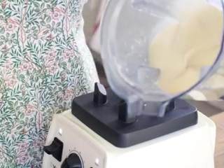 3、蛋黄莲蓉月饼,把莲子连汤倒入搅拌机，把莲子搅打至非常细腻的状态即可