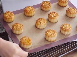 16、蛋黄莲蓉月饼,出炉后马上把月饼拿到架子上晾凉