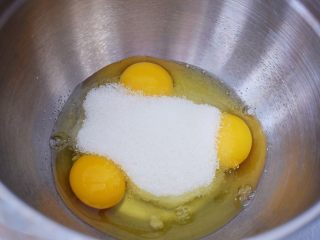 4、抹茶小蛋糕,一次性加入全部的白糖