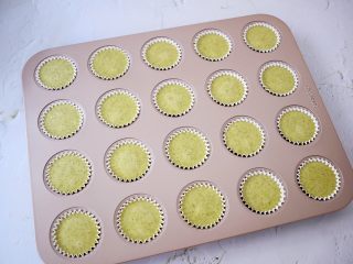 9、抹茶小蛋糕,挤入纸托中
