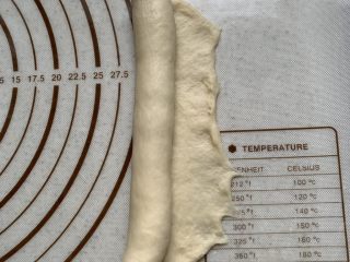 7、老式面包,横着卷起来、捏紧、搓长。