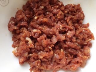 7、香煎藕饼,搅拌均匀，腌制一会至其入味。