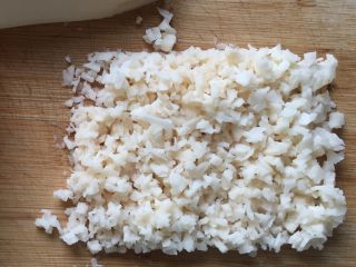 8、香煎藕饼,将莲藕去皮洗净，切成小丁