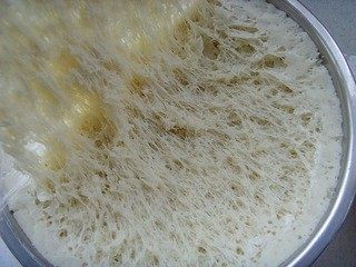 2、美味包子~,面粉加入酵母水和成软面团，包上保鲜膜发酵至原来的1.5倍到2倍大，呈现蜂窝状；用手轻轻将面团挤压排除气泡