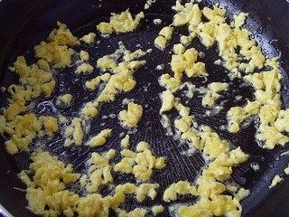 3、美味包子~,鸡蛋磕入碗中打散，放入锅中炒散盛出备用