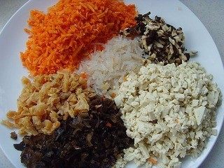4、美味包子~,将泡发好的黑木耳、海米、冬菇、粉条与去皮胡萝卜、北豆腐切碎丁备用