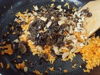 6、美味包子~,下入海米、冬菇碎煸炒出香味