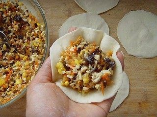 9、美味包子~,把松弛好的面团再揉几下，切成剂子，擀成大包子皮包入馅料