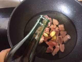 3、番茄土豆炖牛肉,锅中加冷水，放入牛肉，加入姜片倒入料酒煮开