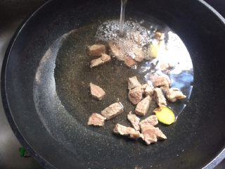 4、番茄土豆炖牛肉,烧开一分钟后冲冷水保持肉质Q弹，沥干后备用