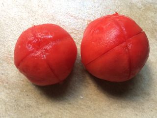 6、番茄土豆炖牛肉,开水烫一下去皮