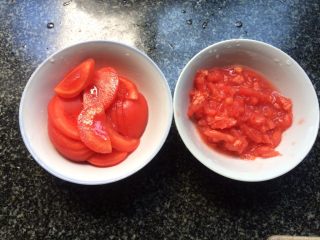 7、番茄土豆炖牛肉,一个切块一个剁碎