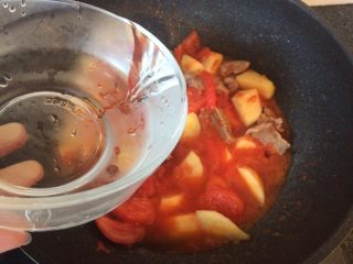 17、番茄土豆炖牛肉,翻炒均匀后加入半碗水