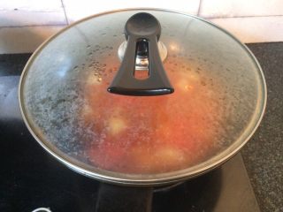 19、番茄土豆炖牛肉,盖上锅盖大火煮开后烧1分钟转小火，略微收汁即可