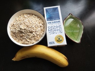 3、燕麦酸奶杯,准备食材。