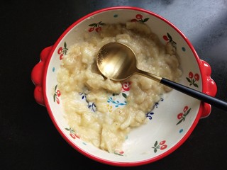 4、燕麦酸奶杯,香蕉压成泥。