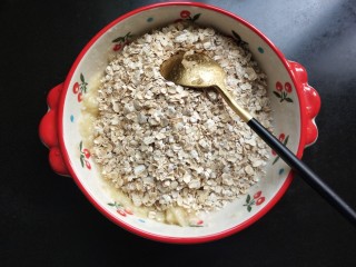 5、燕麦酸奶杯,倒入燕麦。