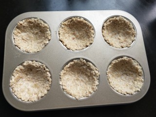 10、燕麦酸奶杯,将搅拌好的燕麦泥放入模具中，压成杯子的形状。