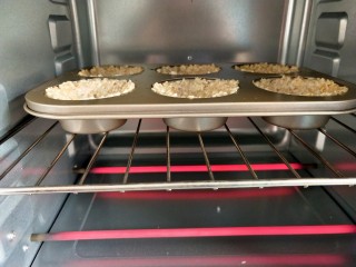 11、燕麦酸奶杯,放入提前预热好的烤箱，上下火180烤20分钟。