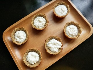 14、燕麦酸奶杯,将燕麦杯从模具中取出，倒入酸奶。