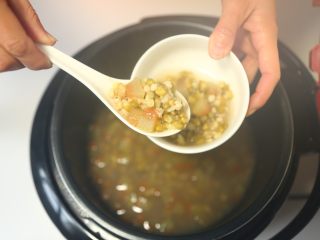 8、西瓜皮薏米煲-带带,趁热盛一碗,吃着清爽