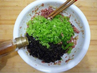 6、早餐～生煎馄饨,芹菜，木耳放入调好的肉馅中，最后加香油调匀