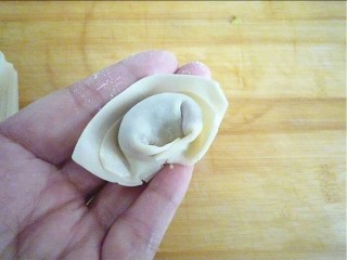 9、早餐～生煎馄饨,向上卷一下，两头对折捏紧