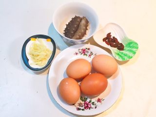 1、家常海参蒸蛋,准备食材