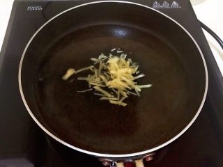 2、家常海参蒸蛋,锅里加入冷水，把姜丝放入锅中