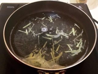 3、家常海参蒸蛋,大火烧开后煮5分钟