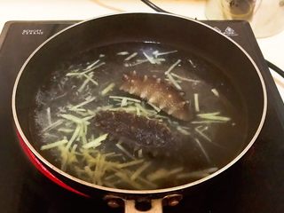 4、家常海参蒸蛋,加入海参，煮3分钟