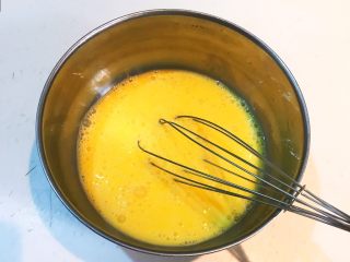 8、家常海参蒸蛋,把鸡蛋液调匀