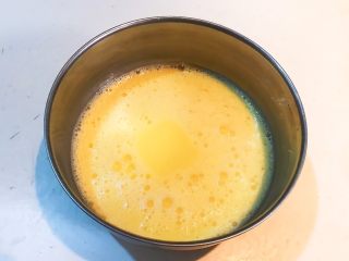 10、家常海参蒸蛋,充分调匀