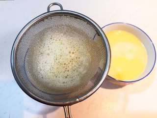 11、家常海参蒸蛋,取两个小碗，把鸡蛋液过滤到碗里