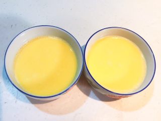 12、家常海参蒸蛋,过滤后的鸡蛋液非常细腻，没有泡沫