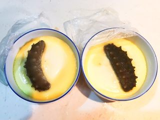 19、家常海参蒸蛋,把海参放入碗里