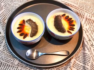 25、家常海参蒸蛋,浇上一小勺海鲜酱油就可以吃了，海参口感特棒，没有一点腥味，蛋羹嫩滑，营养美味~