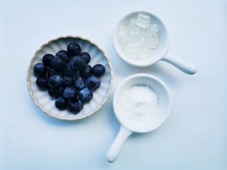1、蓝莓冻撞奶,准备好所有食材。