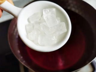 6、蓝莓冻撞奶,加冰糖。