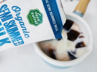 10、蓝莓冻撞奶,倒入牛奶。