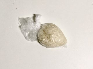 1、秘制鲜虾粥,大米淘洗干净装保鲜袋冷冻过夜