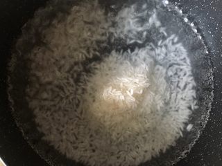3、秘制鲜虾粥,锅内装10倍于米的清水烧开（这时做下一步）水开后下入冻米划散，水再开后转小火熬8-10分钟。