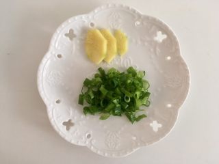 4、秘制鲜虾粥,切葱花姜片备用