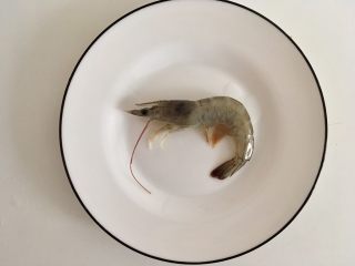 5、秘制鲜虾粥,此时虾已解冻，我们趁熬粥期间处理虾。
